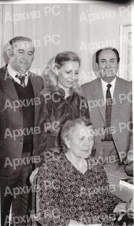 Ева Шмит, Дом умировљеника у Осијеку, стоје представници КДИ „Врбас“ из Бањалуке и десно Милан Ву...
