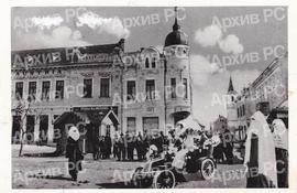 Угао улица фра Грге Мартића и Господске, испред Хотела „Аустрија“ у Бањалуци; на фотографији ауто...