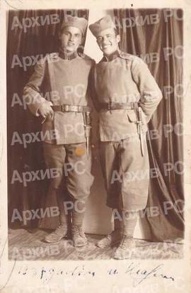 Рефик Пливац на служењу у артиљерији у Краљеву, десно
