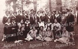 Излет ученица Учитељске школе у Бањалуци; десно Ружа Ољача; трећа слијева сједи Душанка Илић (са ...