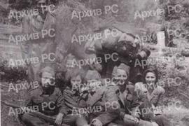 Стоји Живко Билбија, сједе: Стево Рашић, Гордана Клиндо, Роса (кћерка четничког војводе), Осман Ибраковић, Милан Гаврић и Јела Врањешевић
