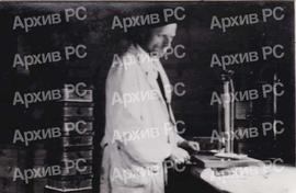 Лабораторија за испитивање гранулометрије минерала у асфалтној бази у Залужанима; Јово Вулин, исп...