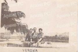 Милан Јанковић у Верони (Италија) са два италијанска скаута, на путовању бициклом од Бањалуке до ...