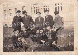 Радован Вулић (стоји пети слијева) као ученик Учитељске школе у Бањалуци