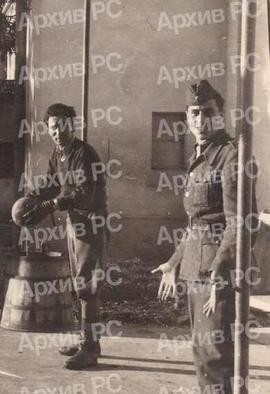 Саво Бурић, комесар дивизије у Бјеловару и Сафет Мујагић, курир у штабу