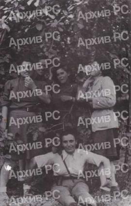 Машица Јовановић, борац црногорске бригаде (?), сједи, а стоје четири боркиње