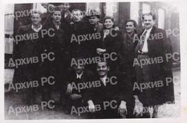 Драмска група РКУД „Пелагић“ на турнеји Приједор и Дрвар; чуче: (?) Десић, Илија Париповић; стоје...