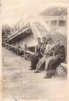 Ћуприја у Санском Мосту: шофер (?), Адем Ковачевић, Хабија Бећирбашић и Жарко Врањешевић (команда...
