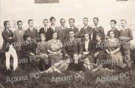 7. разред Реалне гимназије у Бањалуци, пред школом*