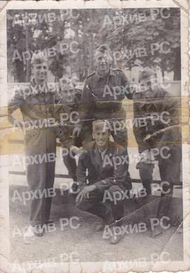 У ослобођеној Бањалуци: 1. Азиз Муфтић, чучи, 2. Мехмед Рамић, 3. Анто Јуринчић, 4. Емин Ћејван, ...