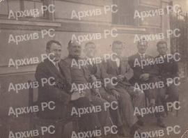 Адем Масло, Идризов отац (пети слијева)