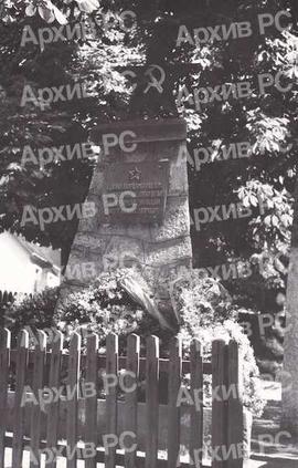 Споменик палим борцима НОР у Прњавору
