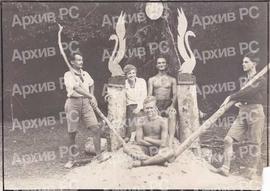 Скаути на Плитвицама, у средини Анђелија и Милан Јанковић, лијево Вељко Микешић, десно Павле Соколић
