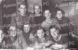 Санитет 13. пролетерске бригаде „Раде Кончар“; у првом реду др Ладислав Лаци Комчариш, у другом посљедња Анкица Булић; Илоча код Шида