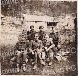 Виши партијски курс у Бастасима код Дрвара, пред десант; доле у средини љекар Војо, горе у средин...