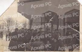8. разред Гимназије у Бањалуци пред Хотелом „Палас“