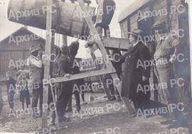 Утовар рибе у специјалне вагоне на жељезничкој станици у Приједору; у капуту увозник из Беча Хајм...