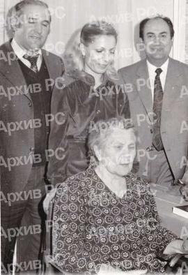 Ева Шмит, Дом умировљеника у Осијеку, стоје представници КДИ „Врбас“ из Бањалуке и десно Милан Ву...