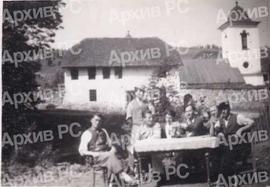 Основна школа и манастир Гомионица код Бронзаног Мајдана; крајње лијево Мирко Козомара, супротно,...