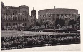 Споменик палим борцима, Дом културе и Народна банка